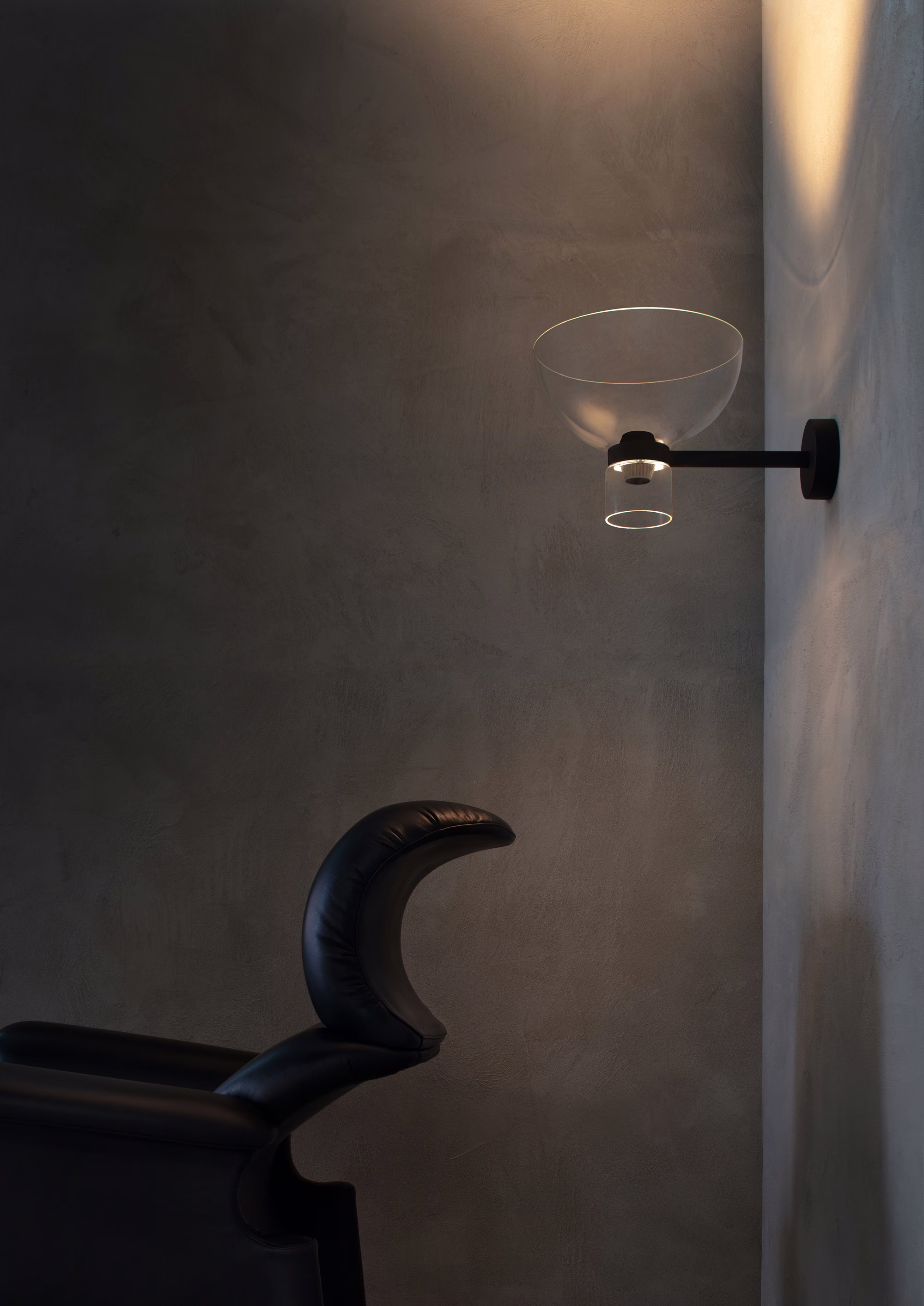 The 195 cm vertical profile of the Nocturne Floor lamp
